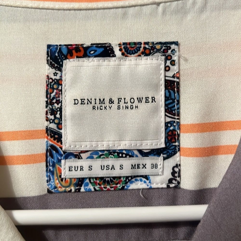 Button down - Picture 2 of 2